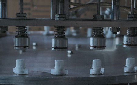 Equipo de taponado y apriete totalmente automático para tapa de boquilla
